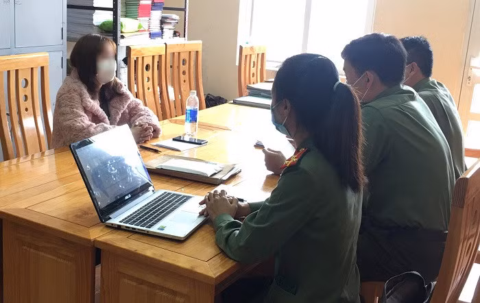 Lực lượng chức năng làm việc với người vi phạm.