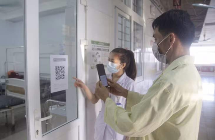 Bệnh viện Bãi Cháy triển khai đầy đủ, nghiêm túc việc khai báo y tế, lịch trình di chuyển nội viện bằng mã QR đối với tất cả y, bác sĩ, nhân viên, người bệnh, người chăm sóc.