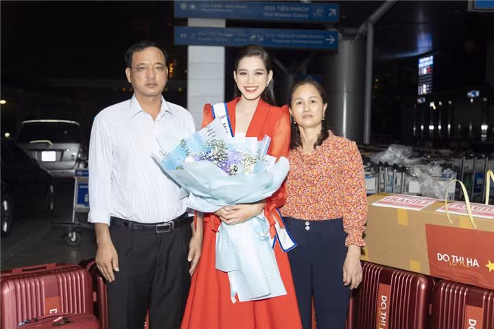 Được biết, đây cũng là lần đầu tiên xuất ngoại của nàng hậu sinh năm 2001 cho nên bố mẹ của cô nàng vô cùng lo lắng.