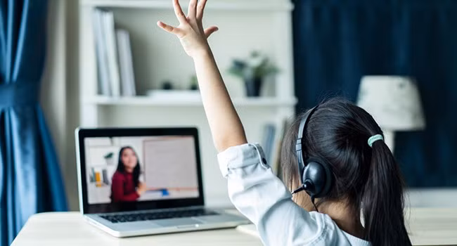 5. Nhiều học sinh phát huy tốt hơn khi học online: Việc học qua màn hình máy tính khiến phần lớn trẻ gặp khó khăn trong việc tiếp thu kiến thức. Tuy nhiên, nhiều em lại phát huy tốt và cảm thấy thoải mái khi được học trực tuyến. Stacey Robinsmith, giáo viên trung học tại Mỹ, nói với CBC News rằng nhiều học sinh được "hưởng lợi" từ việc học online. Nhiều cơ sở giáo dục đã thành công với mô hình học tập kết hợp. Điều này giúp trẻ làm chủ việc học và trở nên tập trung hơn khi lên lớp. Các em cũng trở nên tự lập, biết cách sắp xếp thời gian phù hợp để cân bằng giữa việc học và nghỉ ngơi. (Ảnh: Campus Security &amp; Life Safety)