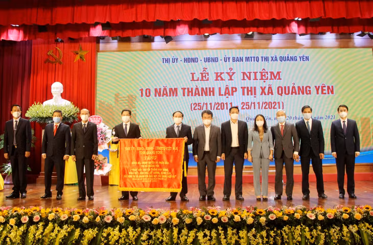 Tỉnh ủy, HĐND, UBND, Ủy ban MTTQ tỉnh đã tặng Bức trướng cho Đảng bộ, chính quyền và nhân dân TX Quảng Yên.