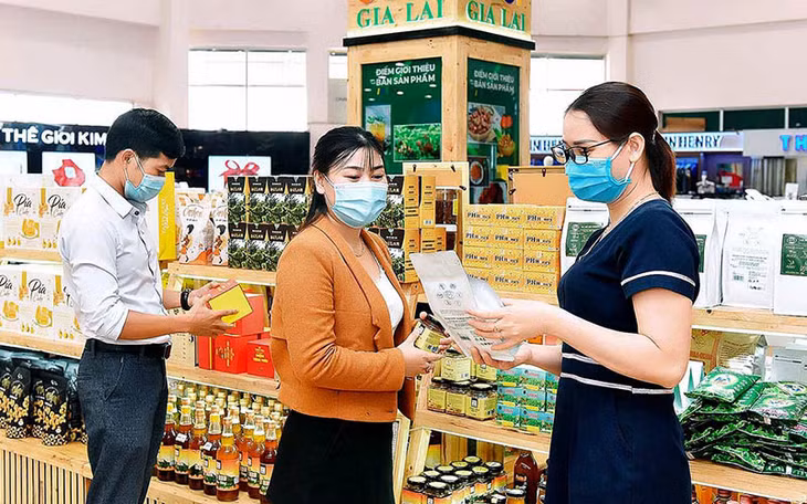 Nhờ kích cầu và tham gia chuỗi liên kết, nhiều nông sản Gia Lai đã có mặt trong hệ thống siêu thị trong nước. Ảnh: PHAN HÒA