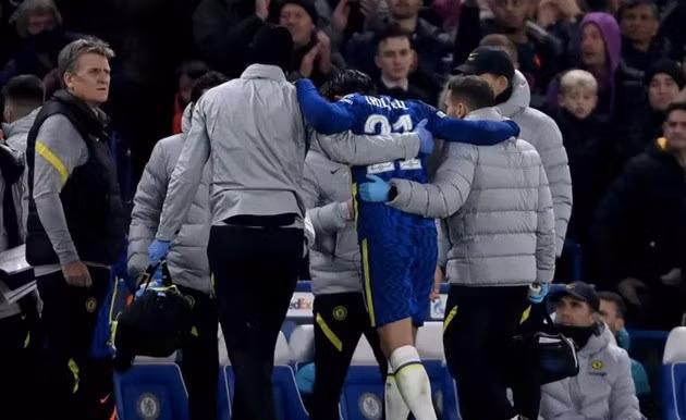 Chiwell dính chấn thương trong trận đấu với Juventus.