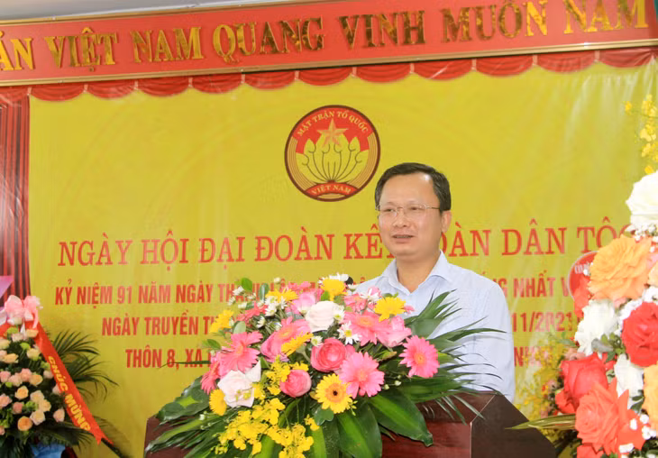 Đồng chí Cao Tường Huy, Phó Chủ tịch Thường trực UBND tỉnh, phát biểu tại ngày hội đại đoàn kết toàn dân tộc thôn 8, xã Hạ Long.