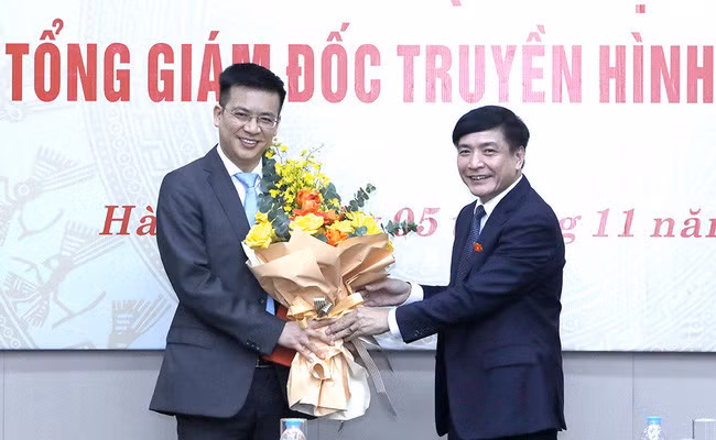 Tổng Thư ký Quốc hội, Chủ nhiệm Văn phòng Quốc hội Bùi Văn Cường tặng hoa chúc mừng Tổng Giám đốc Truyền hình Quốc hội. Ảnh: Báo ĐBND.