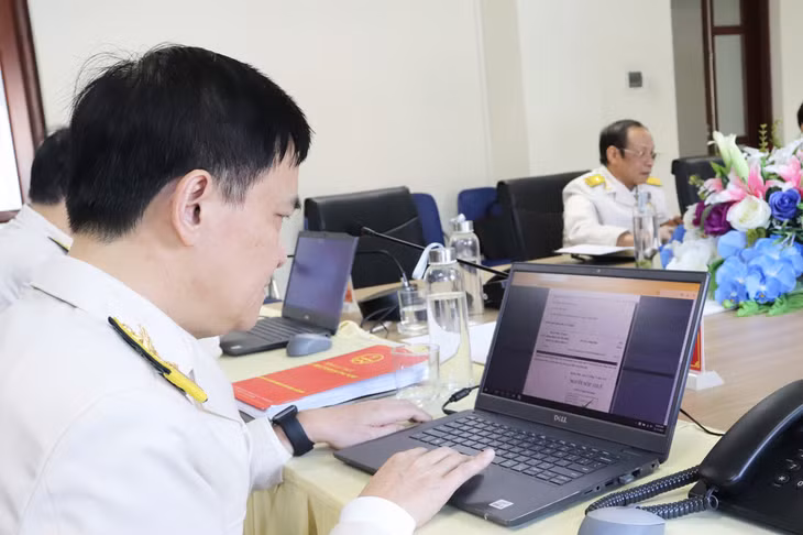 Cán bộ Cục thuế phê duyệt hóa đơn trên hệ thống HĐĐT và gửi phản hồi lại cho người nộp thuế.