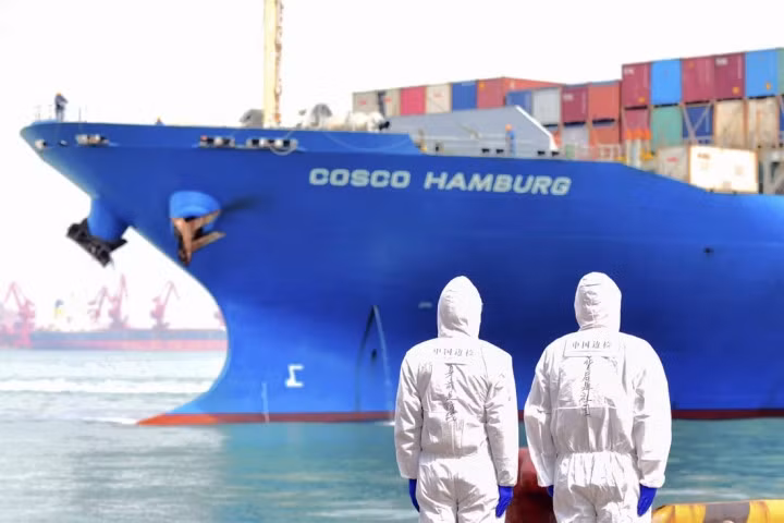 Việc Trung Quốc siết chặt các chính sách zero COVID tương đương với làm khó các nhà quản lý và khai thác tàu. (Ảnh: AP)