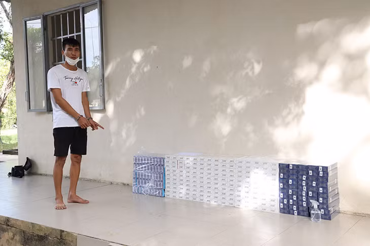 Đối tượng Phan Nguyên Thiều cùng tang vật.