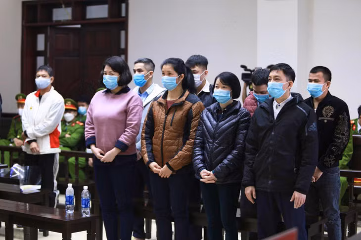 Các bị cáo nghe tuyên án.