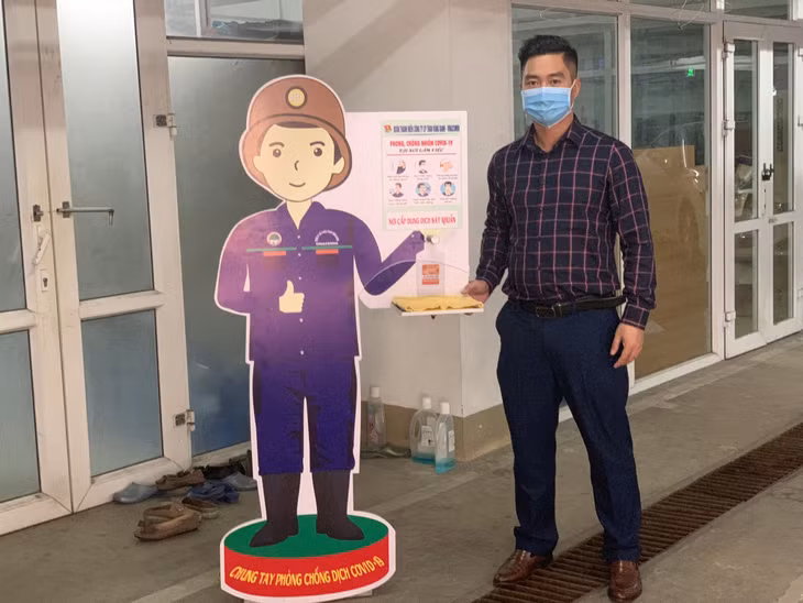 Anh Lê Hùng Thắng với sáng kiến lắp đặt hoàn chỉnh hệ thống phun dịch sát khuẩn dạng gel tự động kết hợp pano tuyên truyền phòng, chống dịch Covid-19.