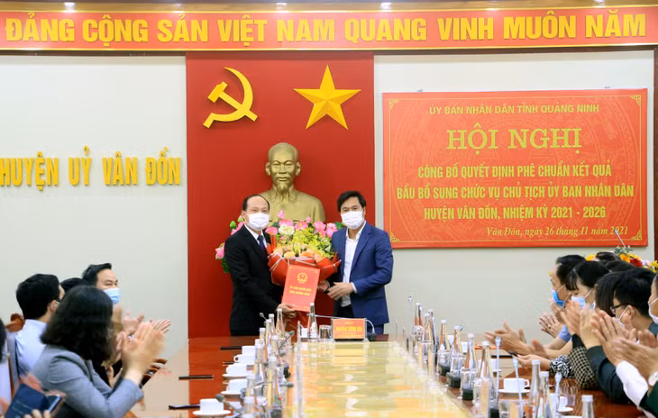 Đồng chí Nguyễn Tường Văn, Phó Bí thư Tỉnh ủy, Chủ tịch UBND tỉnh, trao quyết định của UBND tỉnh cho đồng chí Vũ Đức Hưởng, Phó Bí thư Huyện ủy, Chủ tịch UBND huyện Vân Đồn nhiệm kỳ 2021-2026.