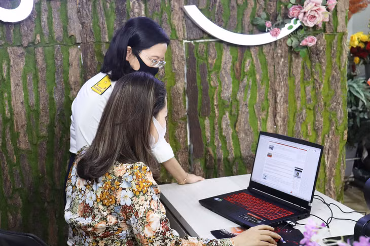 Cán bộ Cục Thuế tỉnh hướng dẫn người nộp thuế nắm bắt được việc chuyển đổi HĐĐT.