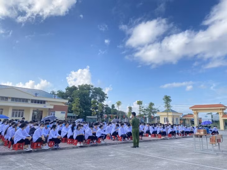 Học sinh Trường THPT Hải Đảo (huyện Vân Đồn) tham gia tìm hiểu kiến thức pháp luật vào sinh hoạt đầu tuần, ngày 1/11/2021.