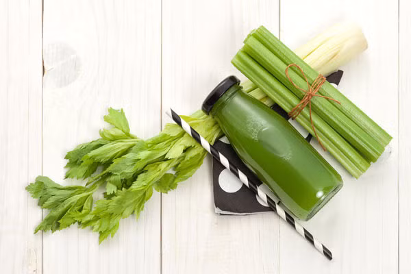 Nước ép cần tây giúp hỗ trợ kiểm soát bệnh đái tháo đường.