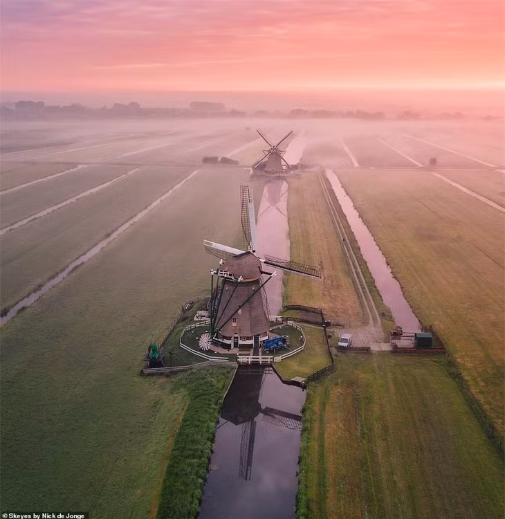 Hình ảnh bắt mắt về những chiếc cối xay gió tại thị trấn Aarlanderveen ngay phía nam Amsterdam