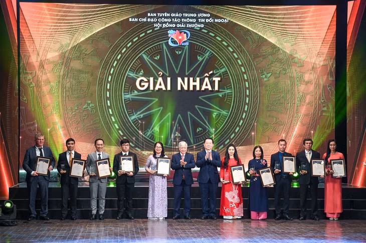 Đồng chí Đỗ Văn Chiến, Bí thư Trung ương Đảng, Chủ tịch Ủy ban Trung ương Mặt trận Tổ quốc Việt Nam; đồng chí Nguyễn Trọng Nghĩa, Bí thư Trung ương Đảng, Trưởng Ban Tuyên giáo Trung ương trao giải Nhất cho các tác giả. Ảnh VGP/Nhật Bắc
