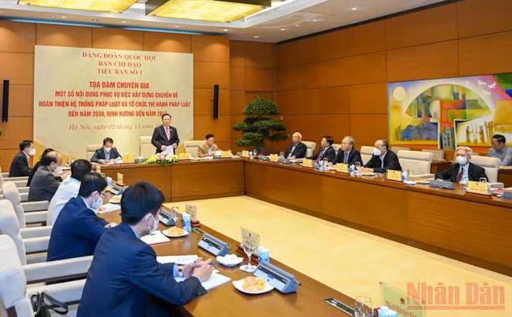 Quang cảnh tọa đàm chuyên gia về hoàn thiện hệ thống pháp luật.