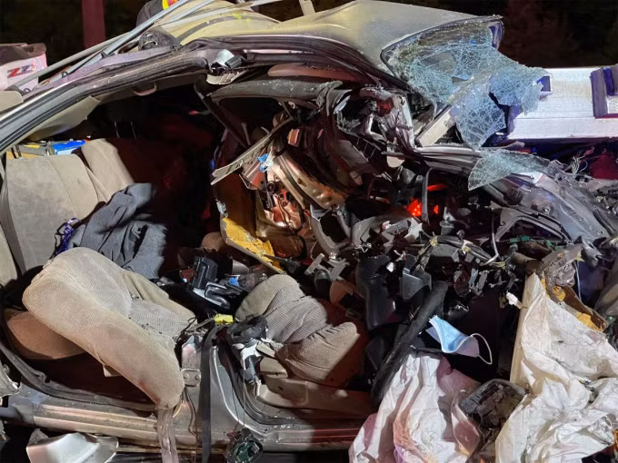 Tài xế xe Toyota bị thương nặng và kẹt trong cabin cho đến khi được đội cứu hộ đưa ra ngoài.