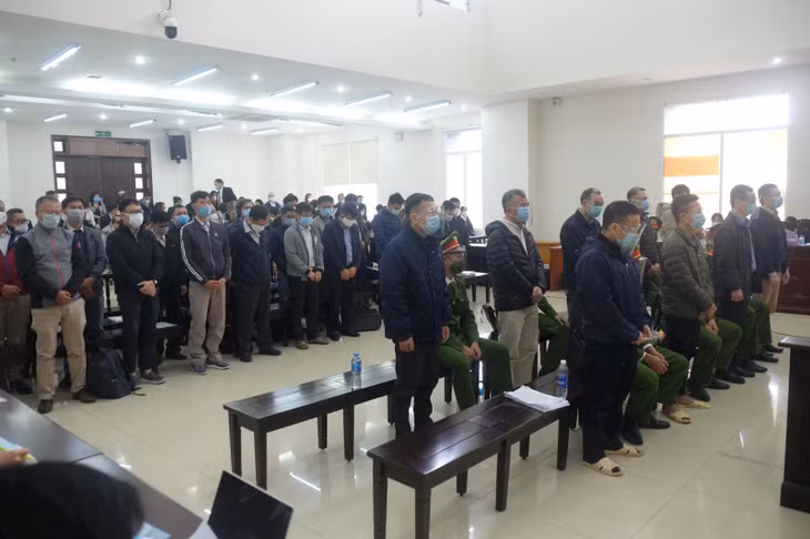 Các bị cáo nghe đại diện Viện kiểm sát luận tội.