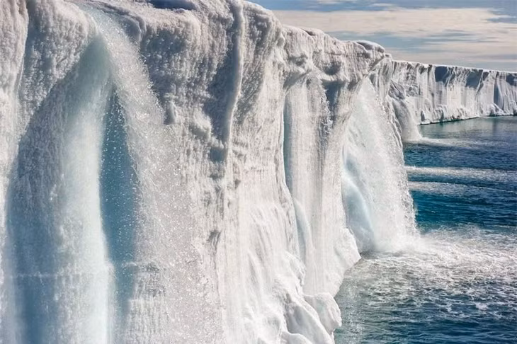 Svalbard là một quần đảo tại vùng Bắc Cực, là phần cực Bắc của Na Uy. Nơi đây được bao phủ bởi một lớp tuyết dày suốt bốn mùa trong năm, khung cảnh lúc nào cũng trong cảnh tượng “trắng xóa”.