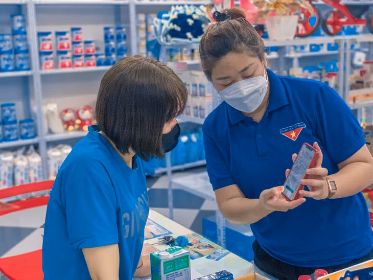 ĐVTN phường Mạo Khê (TX Đông Triều) hỗ trợ cài đặt mã QR Code cho các hộ kinh doanh trên địa bàn.