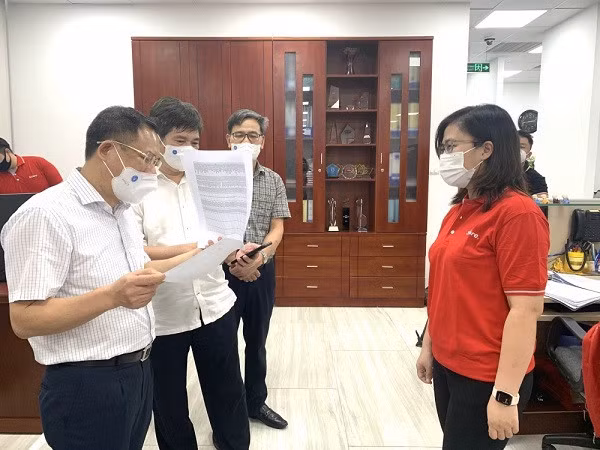 Lãnh đạo BHXH Việt Nam hướng dẫn, kiểm tra danh sách đóng bảo hiểm thất nghiệp tại doanh nghiệp.
