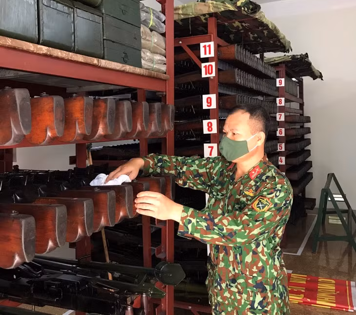 Thiếu tá QNCN Phạm Hữu Khánh, Thủ kho quân khí Ban CHQS TP Uông Bí lau chùi vũ khí thiết bị.