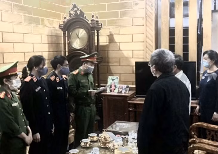 Đại diện Cơ quan điều tra đọc lệnh khám xét nhà đối tượng Trần Văn Hà.