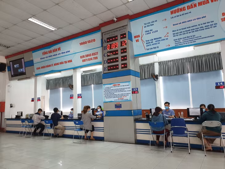 Hành khách mua vé tại ga Sài Gòn. Ảnh minh họa: Mạnh Linh/Báo Tin tức