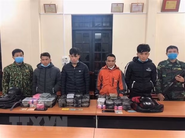 Pha chuyen an ma tuy lon, thu giu 100 banh heroin tai Lao Cai hinh anh 1