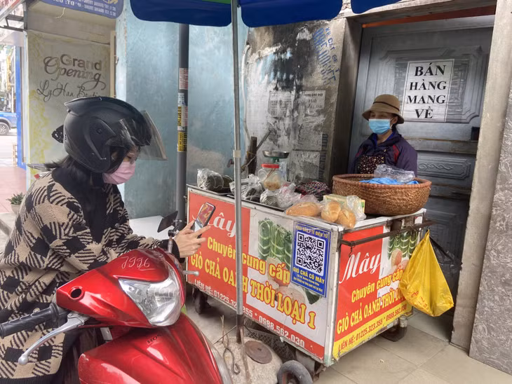 Khách hàng được yêu cầu quét mã QR trước khi mua hàng tại điểm bán giò chả cô Mây (tổ 6, khu 2, phường Hồng Hải, TP Hạ Long).
