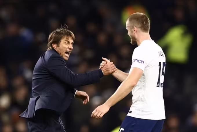 Conte chia vui với Dier sau trận. Ảnh: Reuters