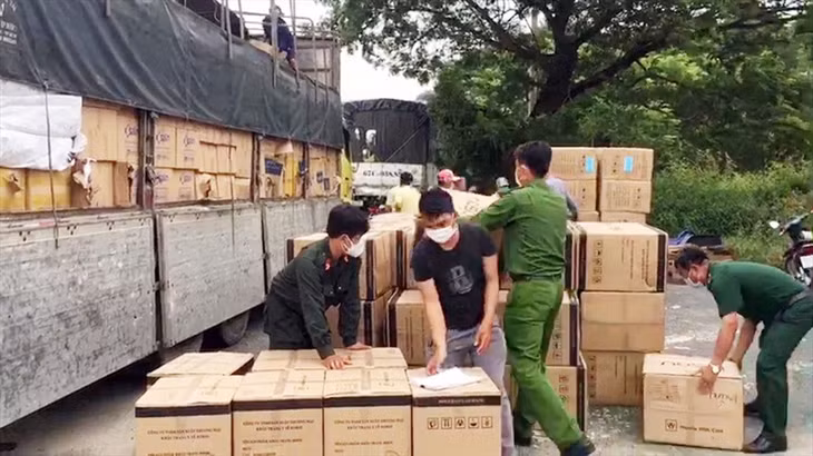 Lực lượng chức năng kiểm đếm tang vật. Ảnh:VT