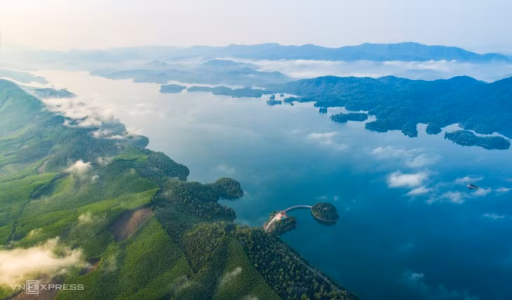 Bức ảnh nằm trong bộ ảnh "Vẻ đẹp vùng đất Hà Tĩnh" do nhiếp ảnh gia Nguyễn Thanh Hải thực hiện. Anh sinh năm 1971, hiện sống và làm việc tại TP Hà Tĩnh, tuy làm kinh doanh nhưng có đam mê nhiếp ảnh. Năm 2017, anh bắt đầu chụp ảnh phong cảnh, đời thường và đi nhiều vùng miền thu về kho ảnh quý giá, hiện là hội viên Hội Nghệ sĩ nhiếp ảnh Việt Nam.