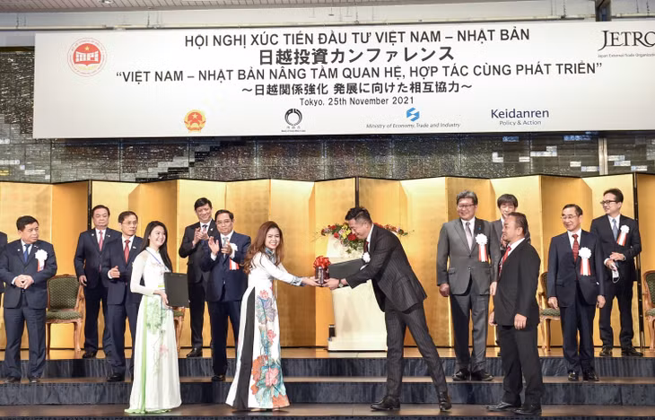 Tại hội nghị, Thủ tướng và các thành viên đoàn đại biểu cấp cao Việt Nam thăm Nhật Bản đã chứng kiến lễ trao đổi 44 văn kiện hợp tác giữa các cơ quan, doanh nghiệp hai nước, trong đó các thỏa thuận hợp tác kinh tế với tổng trị giá nhiều tỷ USD. Ảnh: VGP/Nhật Bắc