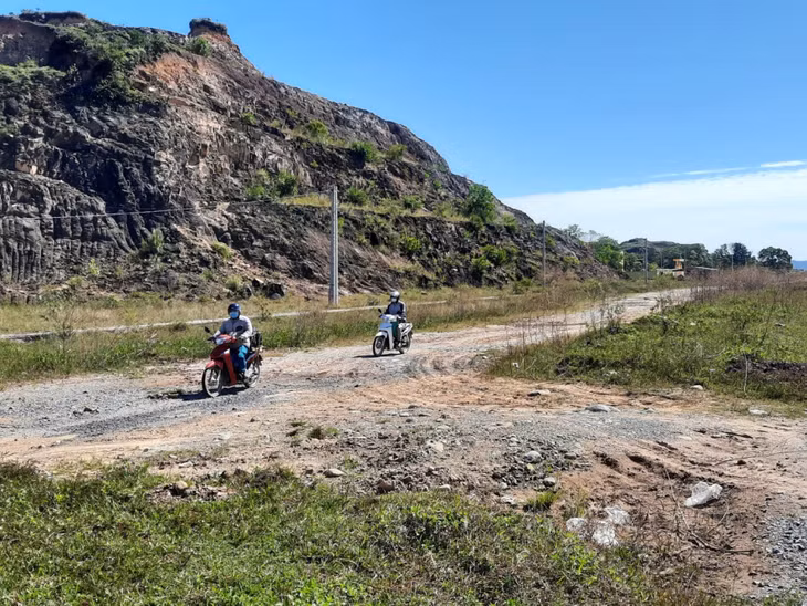 Đường ra cảng Hải Hà thường xuyên ách tắc, nên nhiều người lựa chọn đường đất kế bên để lưu thông.