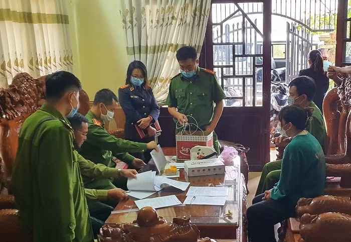 Cơ quan CSĐT khám xét chở ở các bị can.