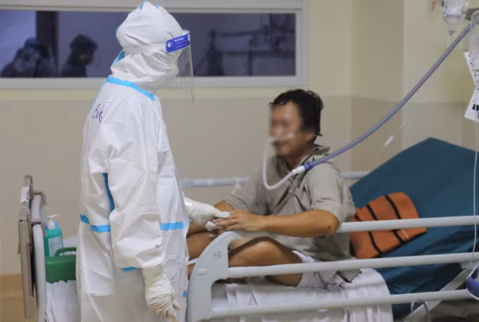 Bác sĩ điều trị, chăm sóc F0 nặng tại Trung tâm hồi sức Covid-19 TP Thủ Đức (đặt tại Bệnh viện Ung Bướu TP HCM). Ảnh: Quỳnh Trần