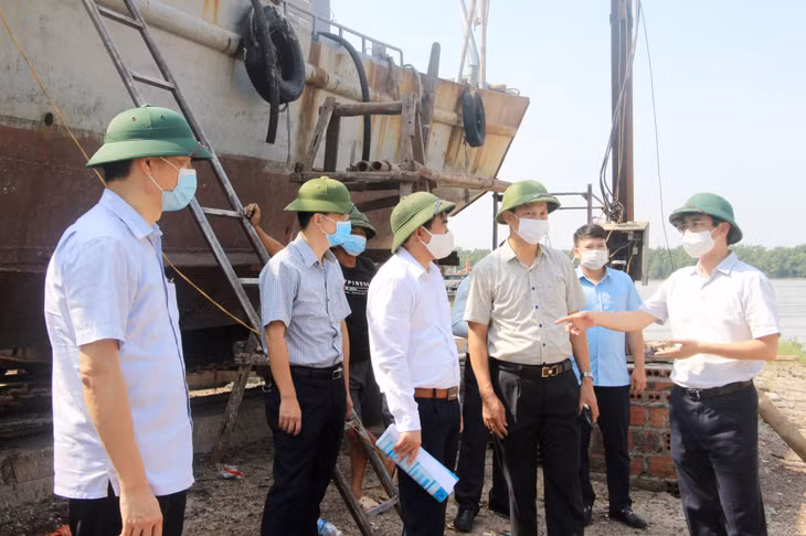 Ngày 11/9, đồng chí Phạm Văn Thành, Phó Chủ tịch UBND tỉnh đã đi kiểm tra, đôn đốc việc triển khai lắp đặt thiết bị giám sát hành trình trong khai thác thủy hải sản tại TX Quảng Yên.