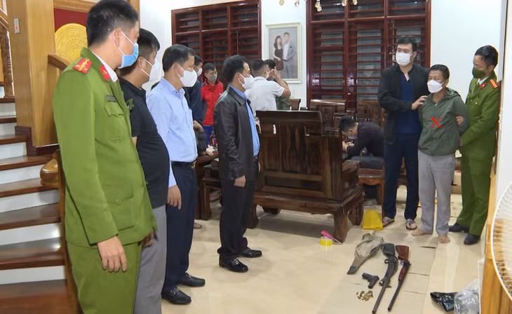 Công an khám xét nơi ở của Nguyễn Văn Hùng. Ảnh: Văn Thiện.