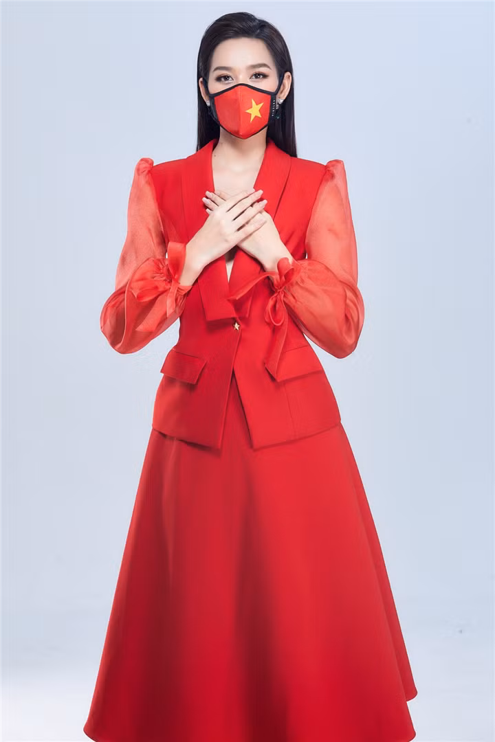 Từ khi công bố đại diện Miss World Vietnam 2021, cái tên Đỗ Hà trở thành tâm điểm chú ý của cộng đồng hâm mộ nhan sắc. Cô nàng cũng được đánh giá cao khi nhiều lần đứng trong top đầu các bảng dự đoán của các chuyên trang sắc đẹp quốc tế. Điều này góp phần tạo thêm động lực giúp Đỗ Hà tập luyện chăm chỉ với mong muốn tạo được ấn tượng tốt cho đại diện Việt Nam trong những phần thi sắp tới.
