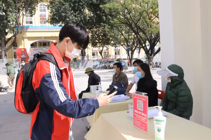 Tất cả học sinh nhà trường trong đối tượng tiêm đều phải quét mã QR...