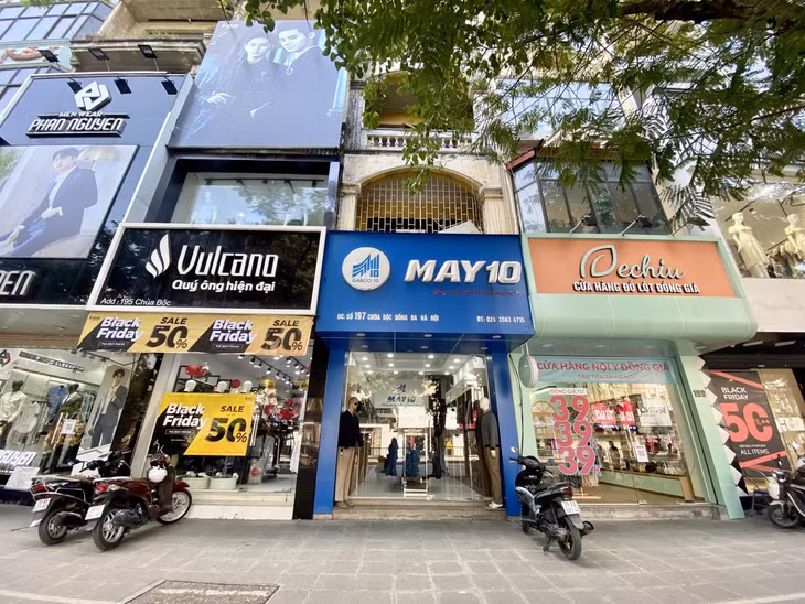 Năm nay, dù đã giảm giá kịch sàn, nhiều cửa hàng vẫn ế ẩm, không có khách mua. Ảnh: T.T.