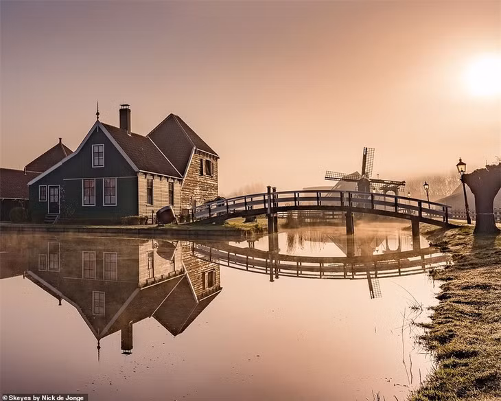 Zaanse Schans thu hút khoảng một triệu du khách mỗi năm