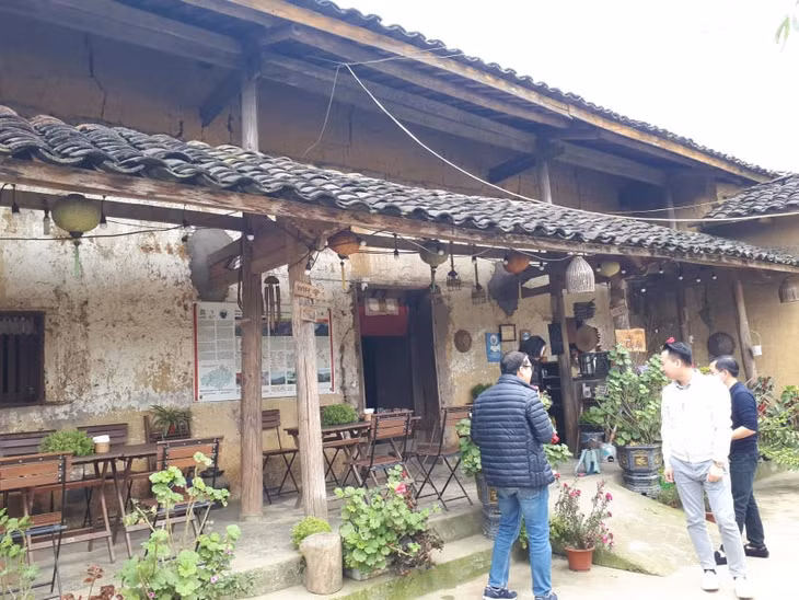 Điểm đáng chú ý tại đây là ngôi nhà cổ trình tường có tuổi đời trên 100 năm.