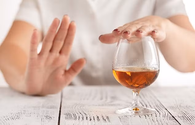 Hạn chế uống rượu bia là cách tốt nhất để phòng những tổn thương ở gan