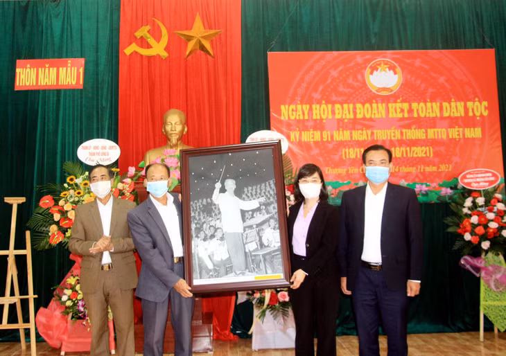 Đồng chí Trịnh Thị Minh Thanh, Phó Bí thư Tỉnh ủy, Phó Chủ tịch Thường trực HĐND tỉnh, tặng bức tranh Bác Hồ cho cán bộ, nhân dân thôn Nam Mẫu 1.