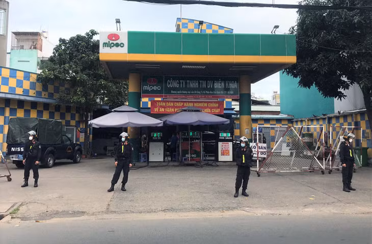 Lực lượng công an phong tỏa phục vụ công tác khám xét trụ sở Công ty TNHH thương mại dịch vụ Biên Khoa.