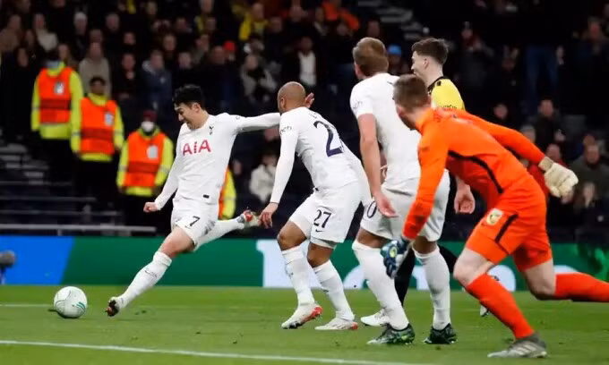 Son Heung-min sớm mở tỷ số nhưng mọi chuyện không dễ dàng cho đội bóng của Conte. Ảnh: Reuters.