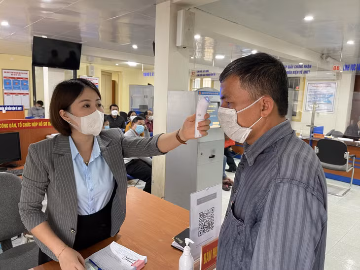 Trung tâm Hành chính công TX Quảng Yên đảm bảo an toàn phòng, chống dịch Covid-19 cho công dân, tổ chức đến giải quyết TTHC.